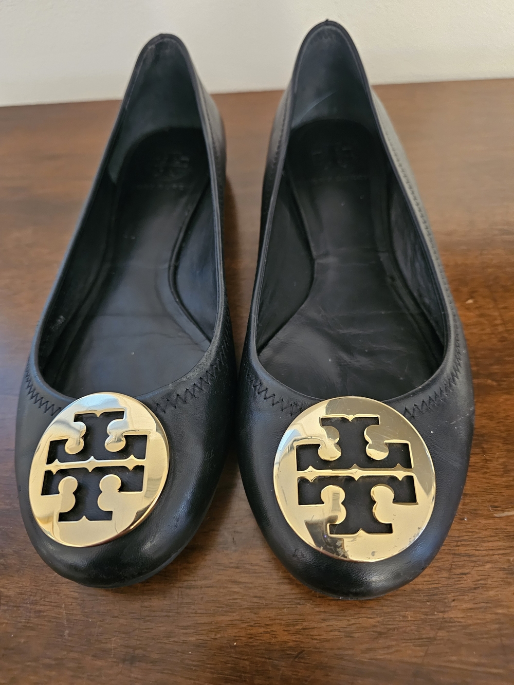 Tory Burch Reva Black Leather Ballet Flats Gold Logo – Size 7.5
